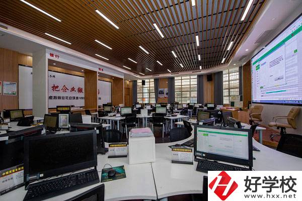 長沙財(cái)經(jīng)學(xué)校會(huì)計(jì)專業(yè)好進(jìn)嗎？