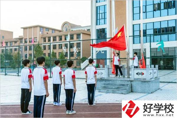 新化縣楚怡工業(yè)學(xué)校開設(shè)了哪些專業(yè)？